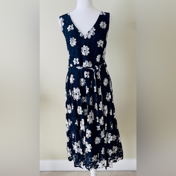 Tommy Hilfiger EUC Daisy Lace Floral Navy and White Belted Sleeveless Midi Dress - Picture 4 of 11